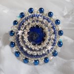 Blue Nile ring geborduurd met lapis lazuli en Swarovski kristallen